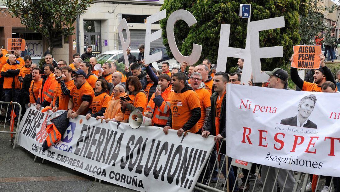 Trabajadores de Alcoa protestan en las inmediaciones donde se celebra un mitin de Pedro Sánchez