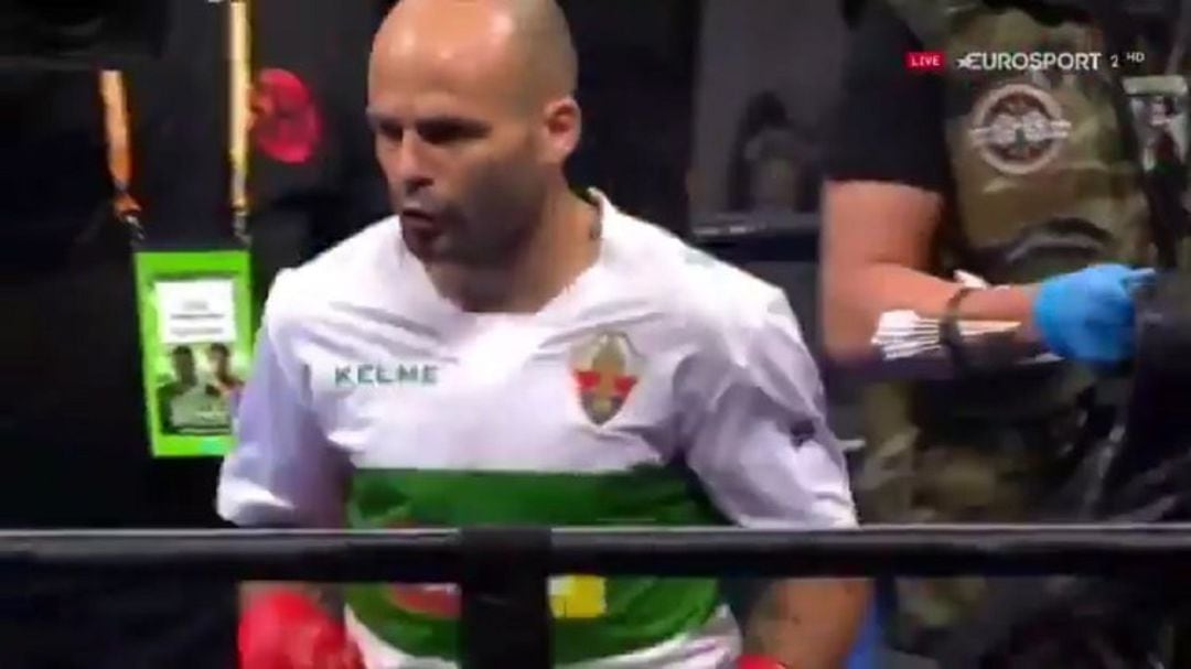 Kiko Martínez saltó al ring con la camiseta del Elche CF