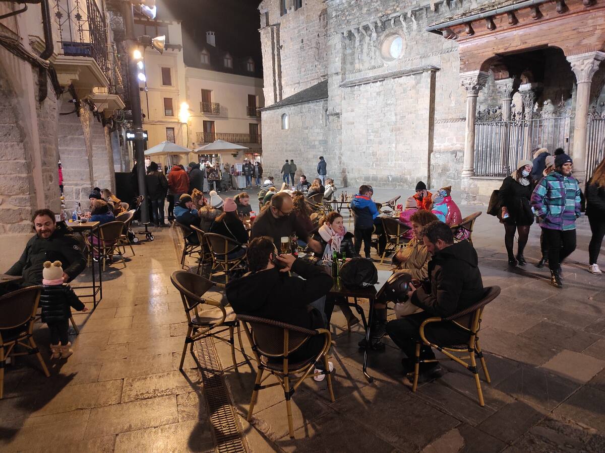 Las buenas cifras de ocupación contrastan con los 4.000 hosteleros que faltan en la provincia