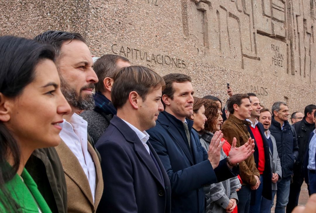 Abascal, Casado y Rivera durante la manifestación en Colón.