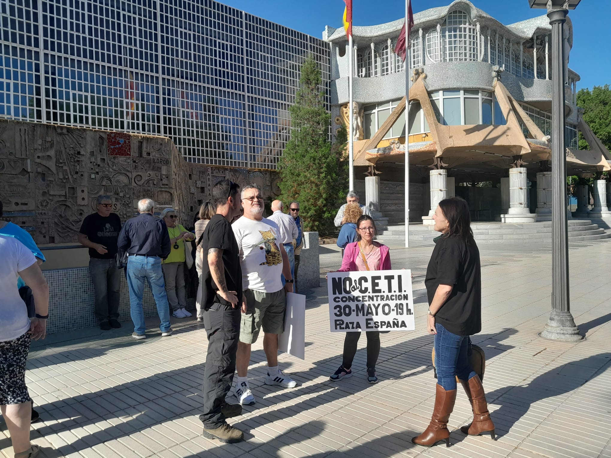 La plataforma vecinal &quot;No al CETI en Cartagena&quot; protesta frente a la Asamblea Regional.