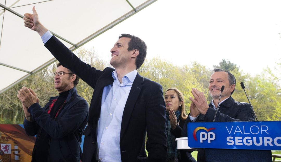 Pablo Casado, junto al presidente de la Xunta de Galicia, Alberto Núñez Feijóo, en un acto de campaña