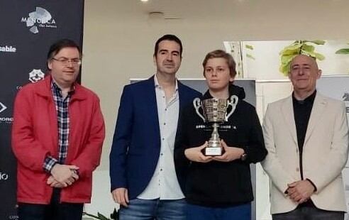 El jove campió amb el trofeig que l'acredita com a campió balear absolut.