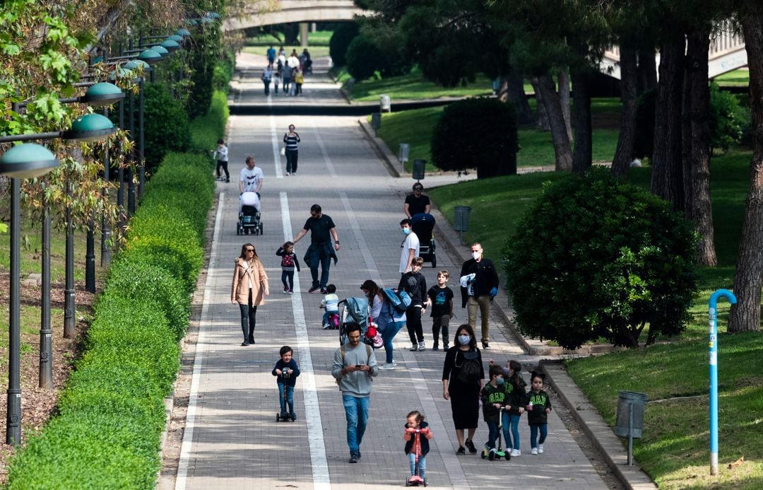 Una de las primeras cosas que permitió el primer estado de alarma fue salir a pasear con los niños. 