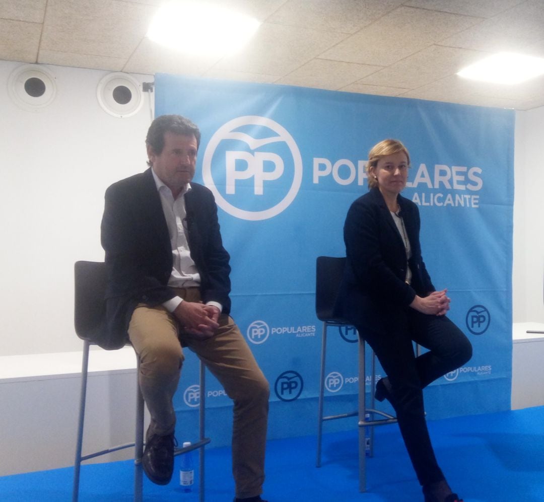 La candidata del PP a la alcaldía de Xàbia, Rosa Cardona, y el número 1 a Les Corts, por Alicante, Pepe Císcar.
