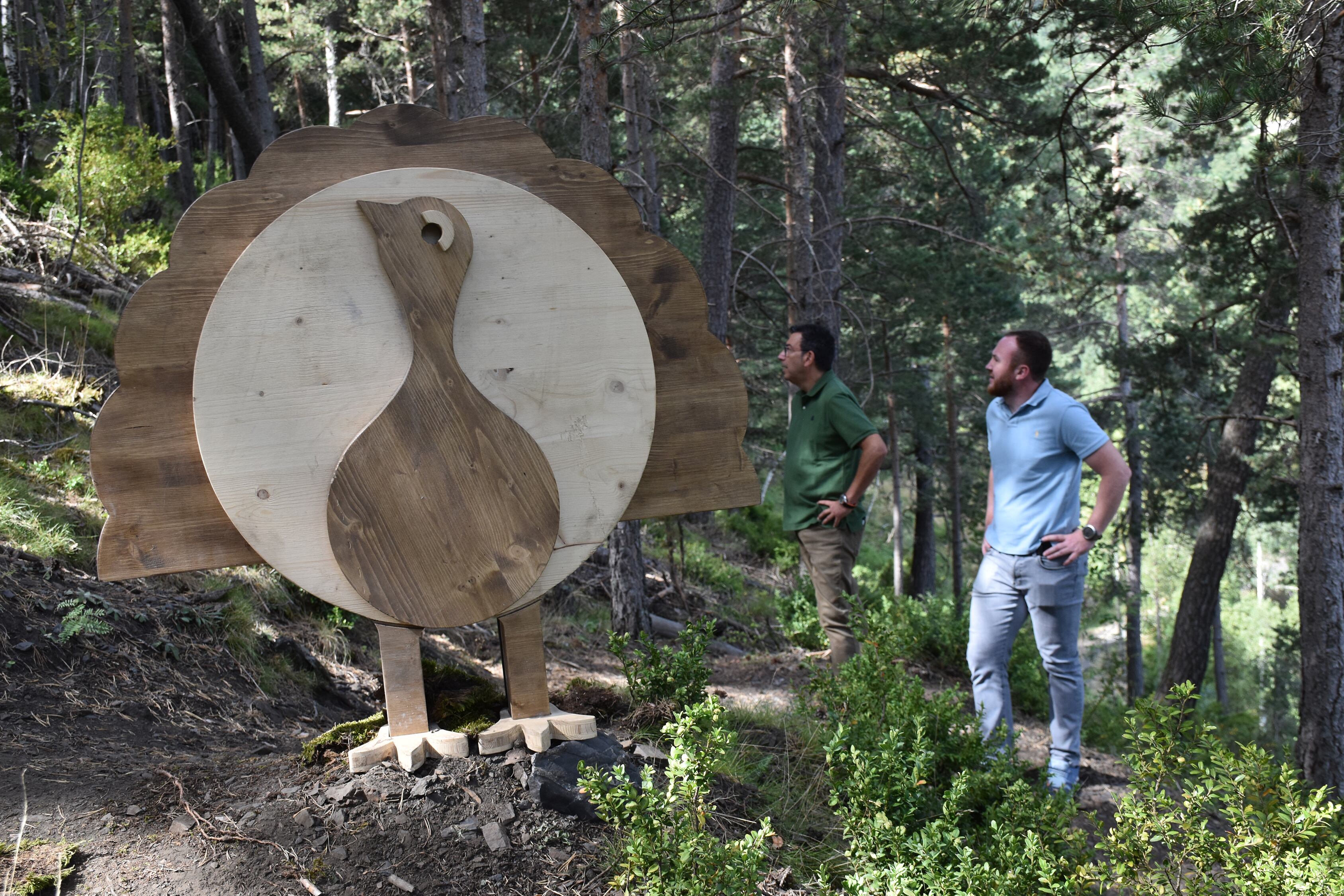 El cònsol menor d'Andorra la Vella, Miquel Canturri, i el conseller de Patrimoni Natural, Gerard Menardia, durant la ruta d'El Bosc de l'Andy'.
