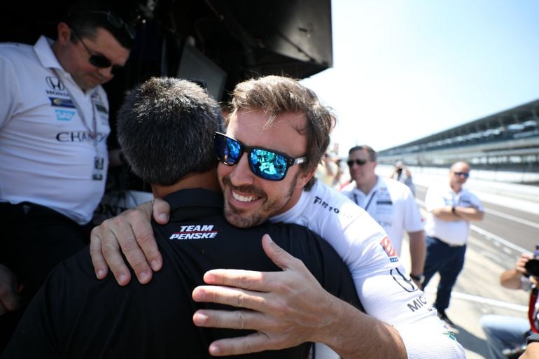 Fernando Alonso abraza al piloto colombiano y exganador de las 500 millas de Indianápolis Juan Pablo Montoya 