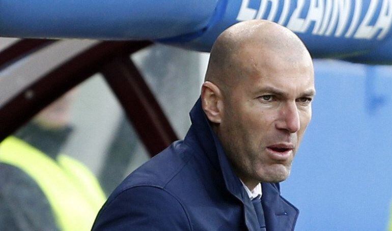 Zidane en el banquillo durante el Eibar-Real Madrid