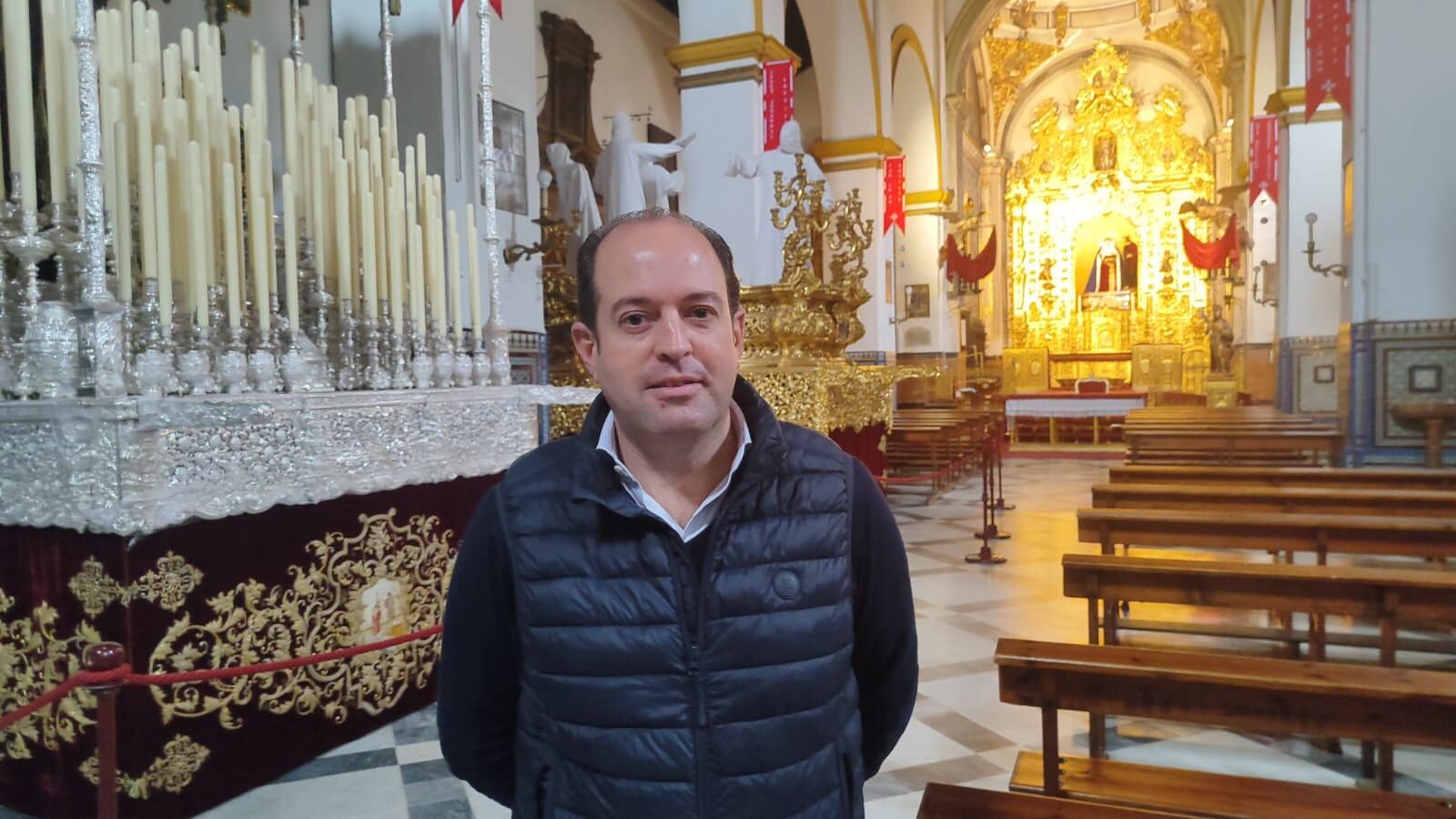 El hermano mayor de La Amargura, Aníbal Tovaruela, ha atendido a Cruz de Guía en el interior de San Juan de la Palma