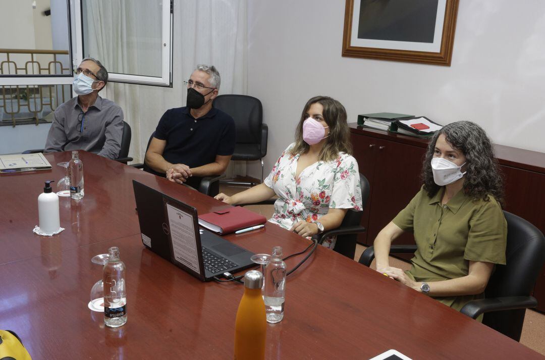 Ariagona González y Paula Corujo, consejeras de la Reserva de la Biosfera y del Centro de Datos del Cabildo de Lanzarote, junto a Miguel Ángel Martín, director del propio centro, y Quino Miquelez, técnico de la Oficina de la Reserva de la Biosfera.