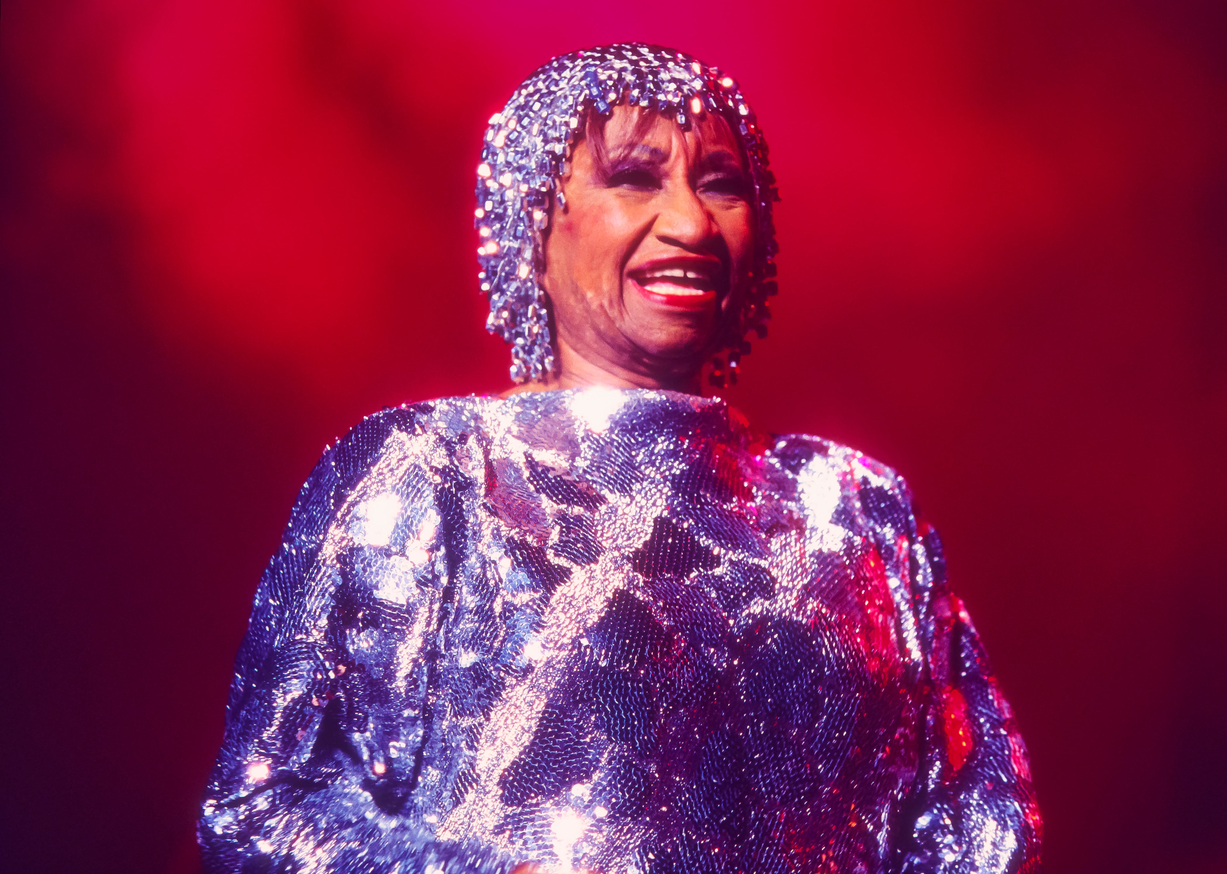 Celia Cruz durante una actuación en el Madison Square Garden de Nueva York en 1999