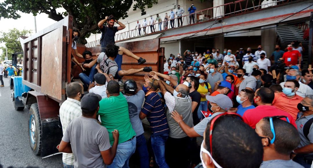 Manifestantes frente al Instituto de Radio y Televisión (ICRT) son montados en un camión hoy, en una calle en La Habana (Cuba),