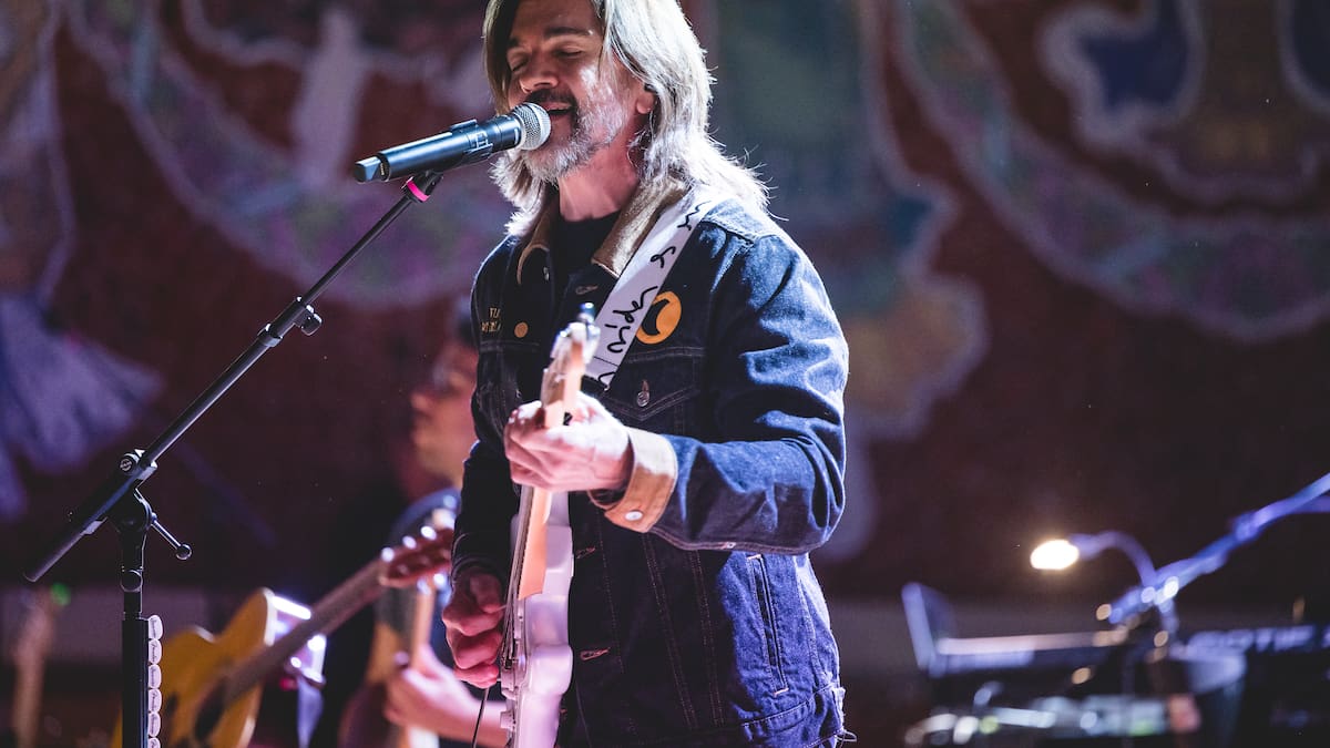 El momento en el que Mara Torres y Ponseti escucharon en primicia ‘La camisa negra’ de Juanes: “Nos quedamos fríos”