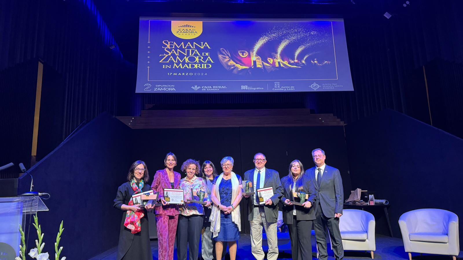 Marichu García, en la izquierda de la fotografía, junto al resto de galardonados con el Banzo de Oro 2024