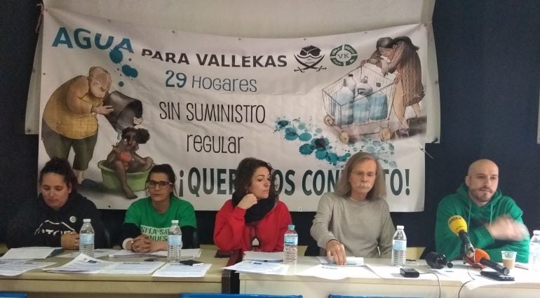 Irene Márquez (PAH Arganda), Laura Pérez (PAH Vallecas), María Campuzano (Alianza contra la pobreza energética), Gonzalo Marín (Plaraforma contra la privatización del Canal de Isabel II) y Diego Sanz (PAH Vallecas). 