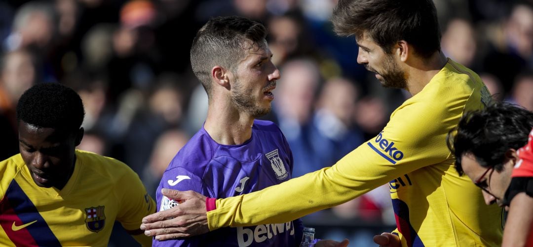 Rubén Pérez (capitán del C.D. Leganés) y Gerard Piqué (fundador de Kosmos Holding, máximo accionista del F.C. Andorra) durante el partido del pasado sábado en Butarque.