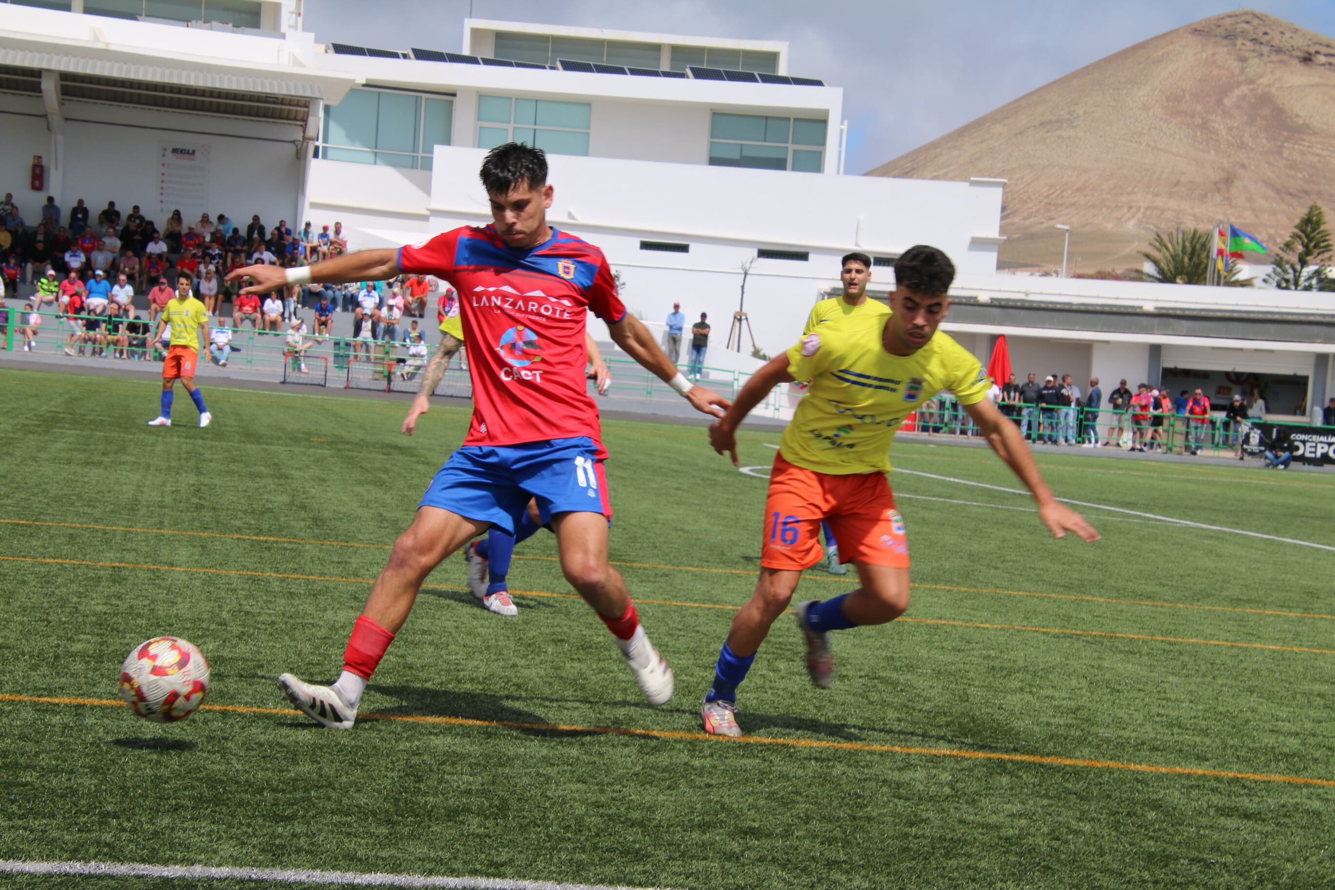 El rojillo Adrián Machín en un partido de la UD Lanzarote.