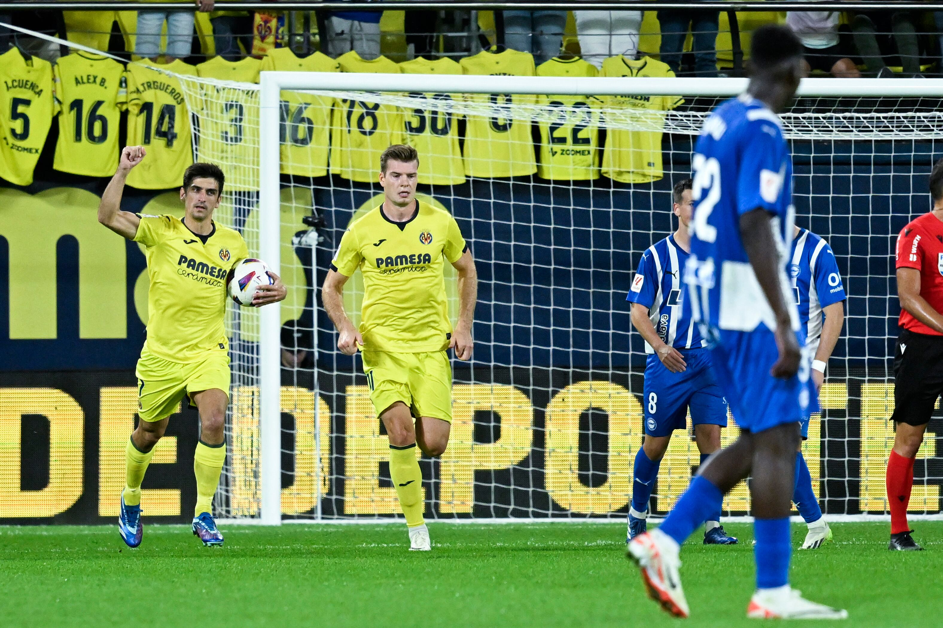 VILLARREAL (CASTELLÓN), 22/10/2023.- El delantero del Villarreal Gerard Moreno (i) celebra su gol ante el Deportivo del Alavés durante el partido correspondiente a la jornada 10 de LaLiga, que ambos clubes disputan este domingo en el Estadio de la Cerámica. EFE/Andreu Esteban