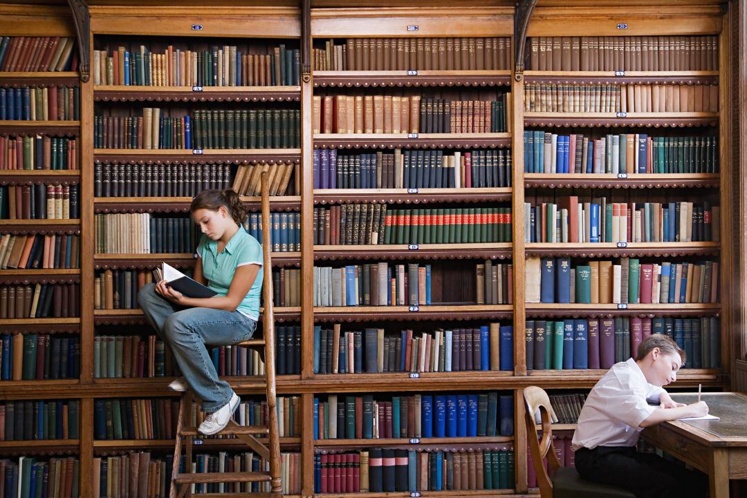 Adolescentes leyendo en la biblioteca. 5000 menores han sido atendidos en el último año en la Región de Murcia por su adicción al juego