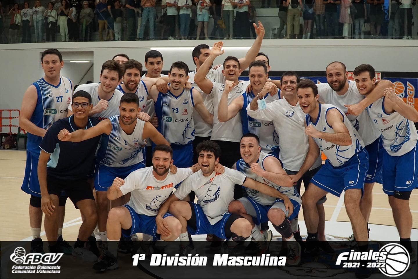 Els jugadors de l'Eset Ontinet celebren l'ascens a EBA // FBCV