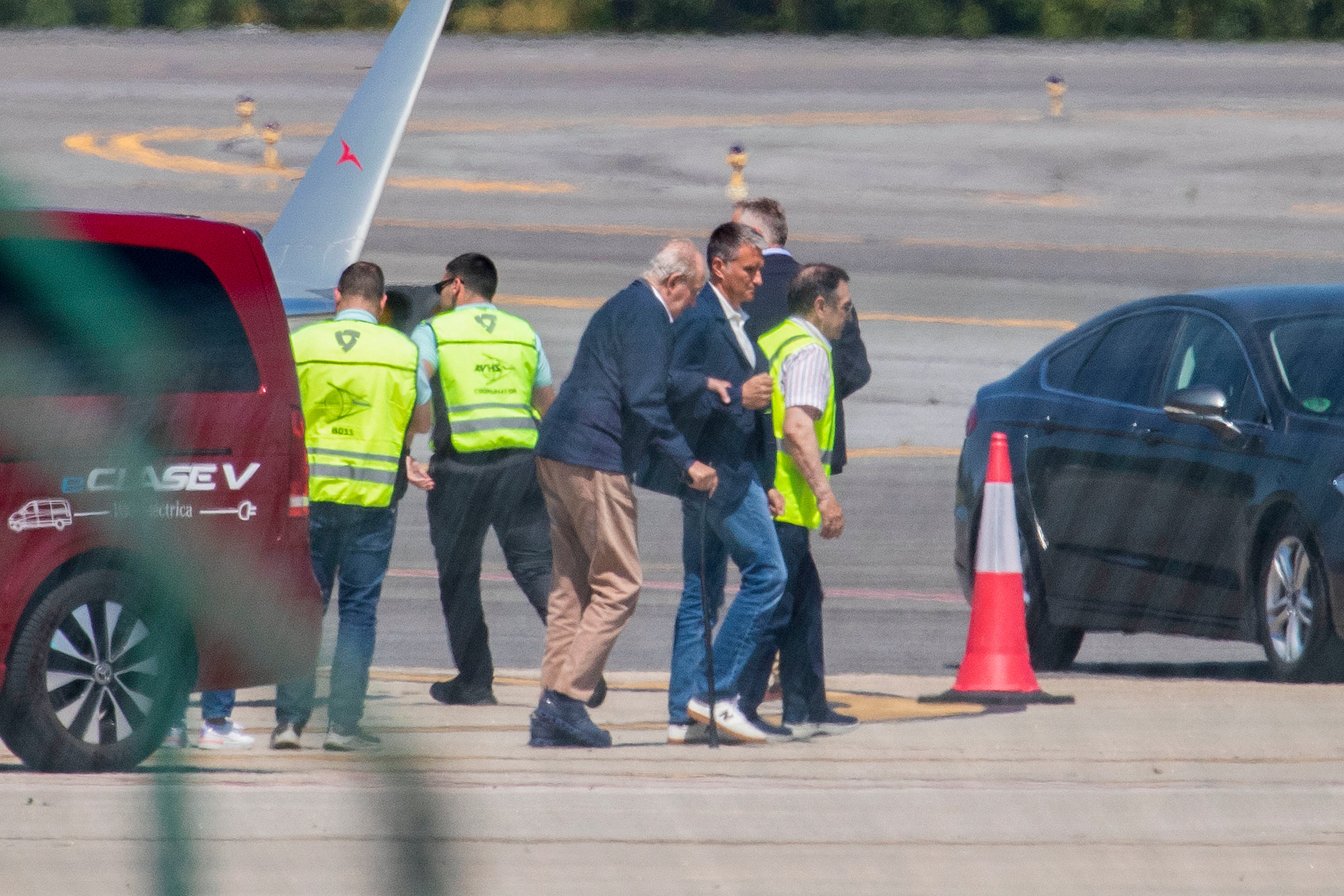 El rey Juan Carlos I tras aterrizar este lunes en el aeropuerto de Vigo, procedente de Vitoria, para disfrutar de la vela, los amigos y la cocina gallega en la localidad turística de Sanxenxo, a la que acude por tercera vez este año.
EFE/ Salvador Sas