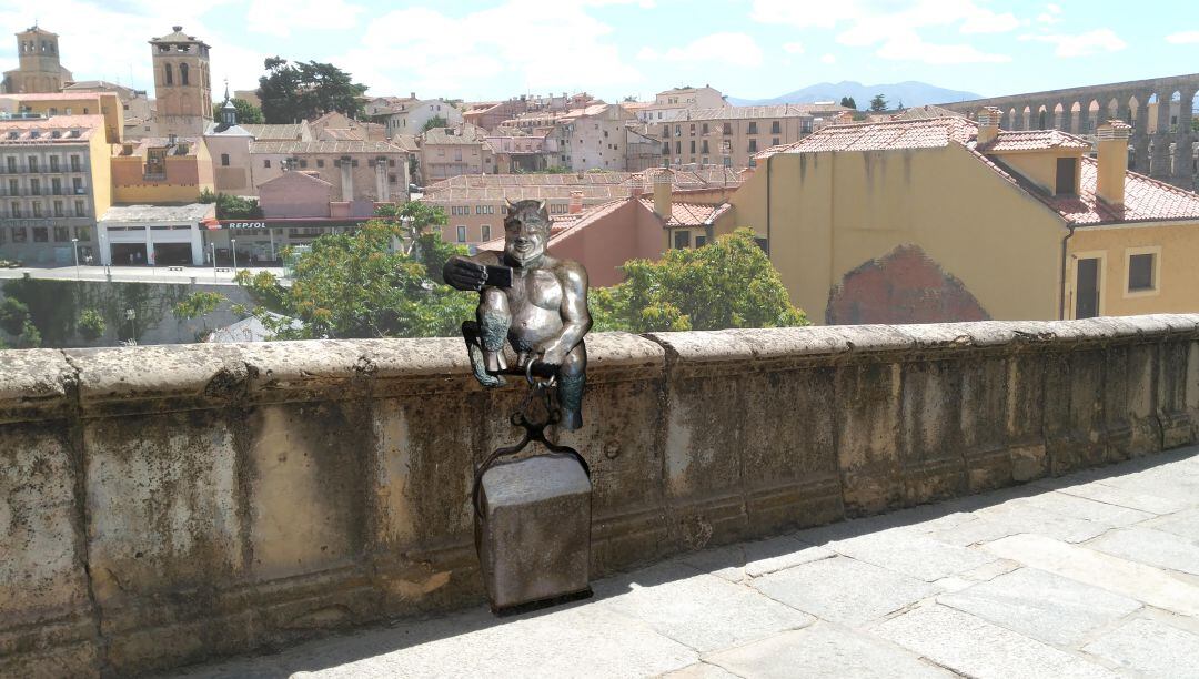 Fotomontaje de como quedará la instalación de la escultura en la calle San Juan 