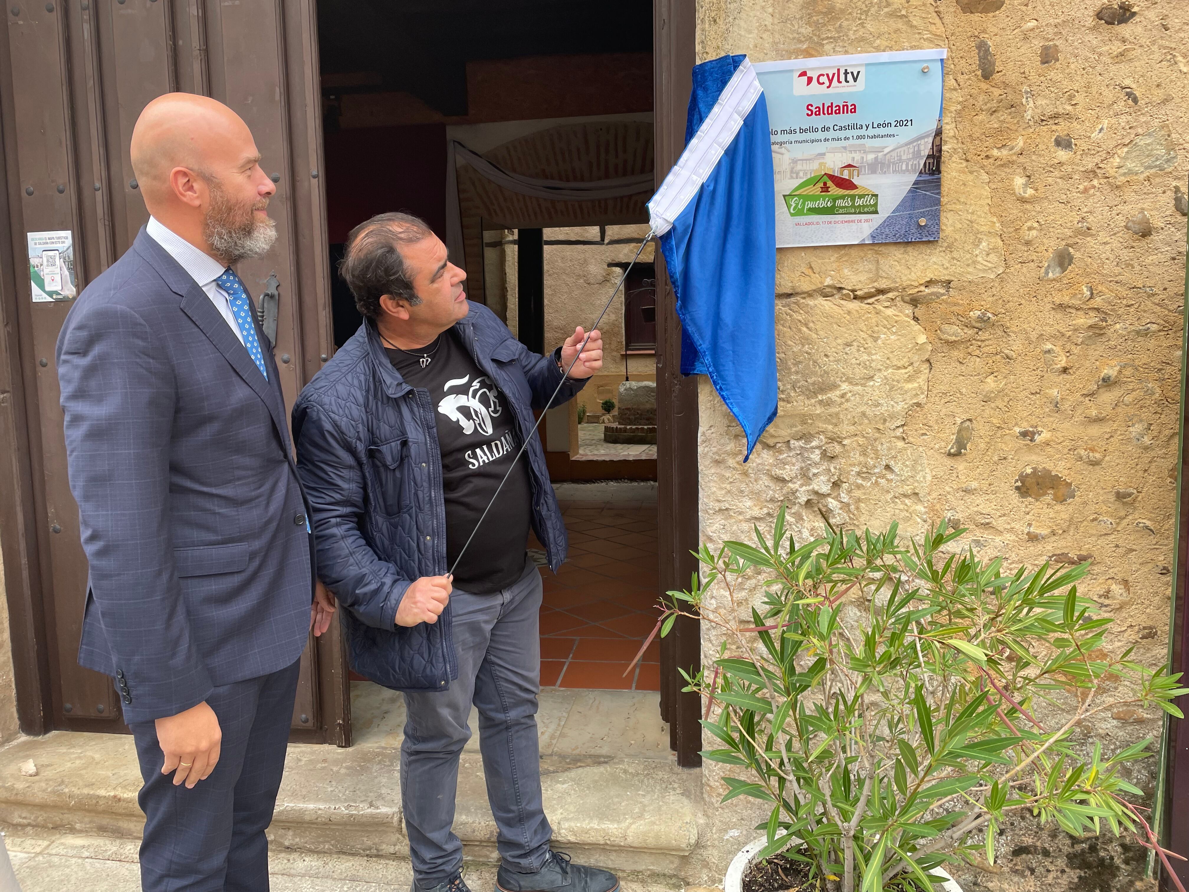 Descubrimiento de la placa en Saldaña (Palencia)