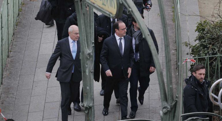 Francois Hollande (C) llega a las oficinas en París del &#039;Charlie Hebdo&#039;.