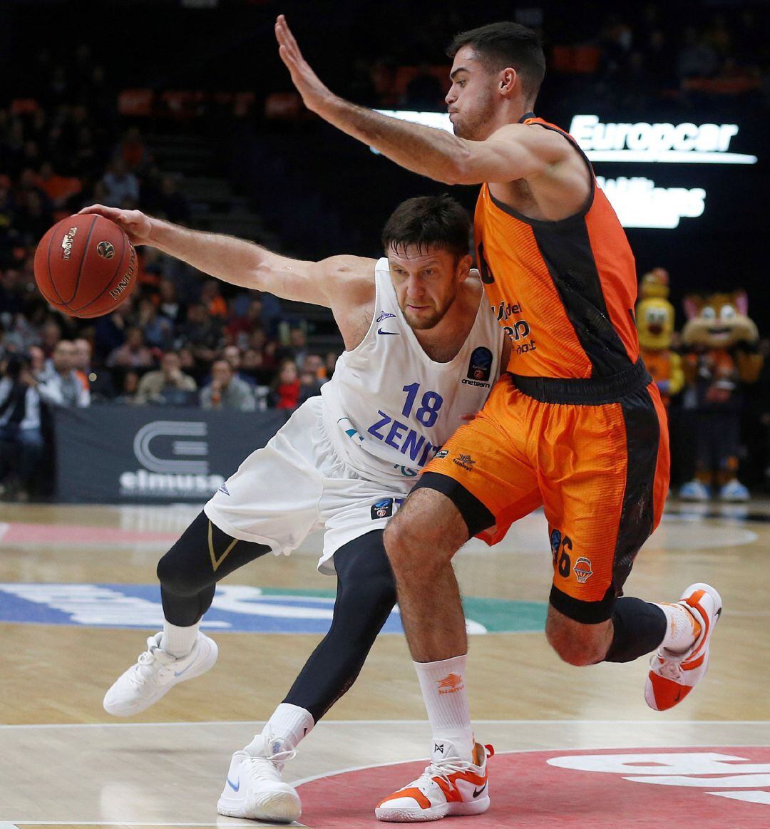 El alero del Valencia Basket Alberto Abalde lucha con Eugeny Voronov, del Zenit de San Petersburgo