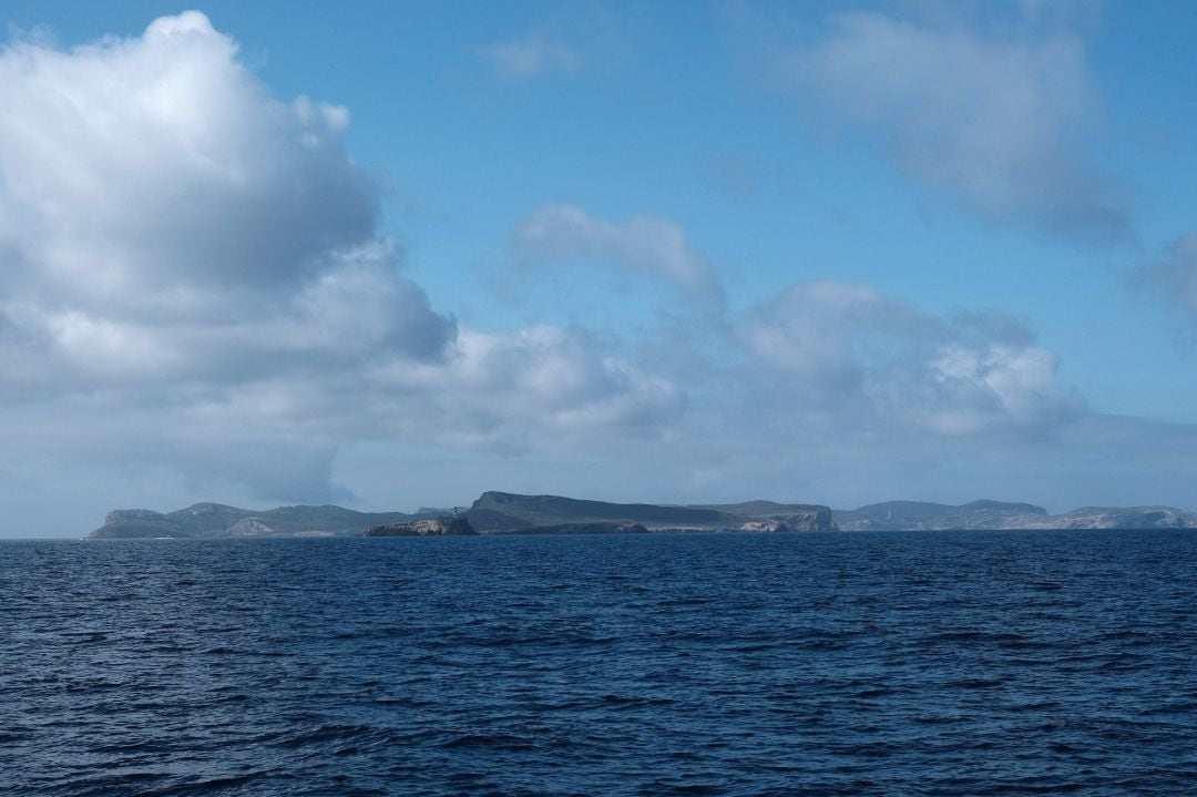 Archivo - Aguas de Cabrera, con la isla al fondo.