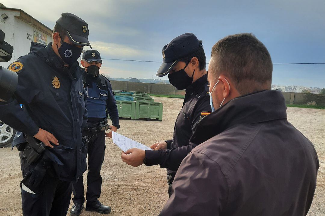 La Policía de la Generalitat detiene en seis meses a 70 personas y detecta 126 empresas ilegales