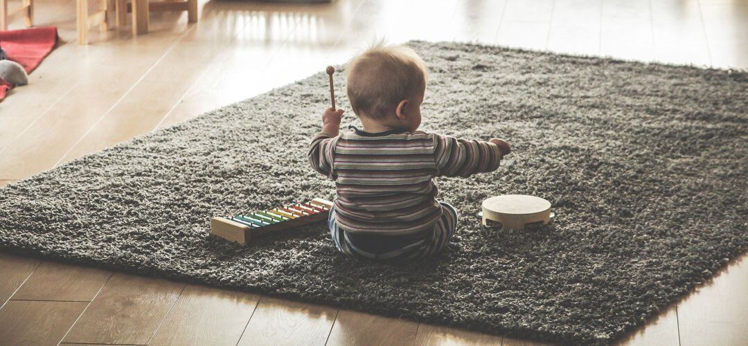 Menor juega con instrumentos musicales