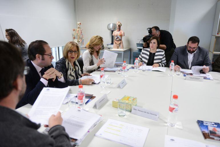 La consejera de Educación de la Junta de Andalucía, Adelaida de la Calle, ha presidido este lunes la reunión del Consejo Rector del Parque de las Ciencias de Granada