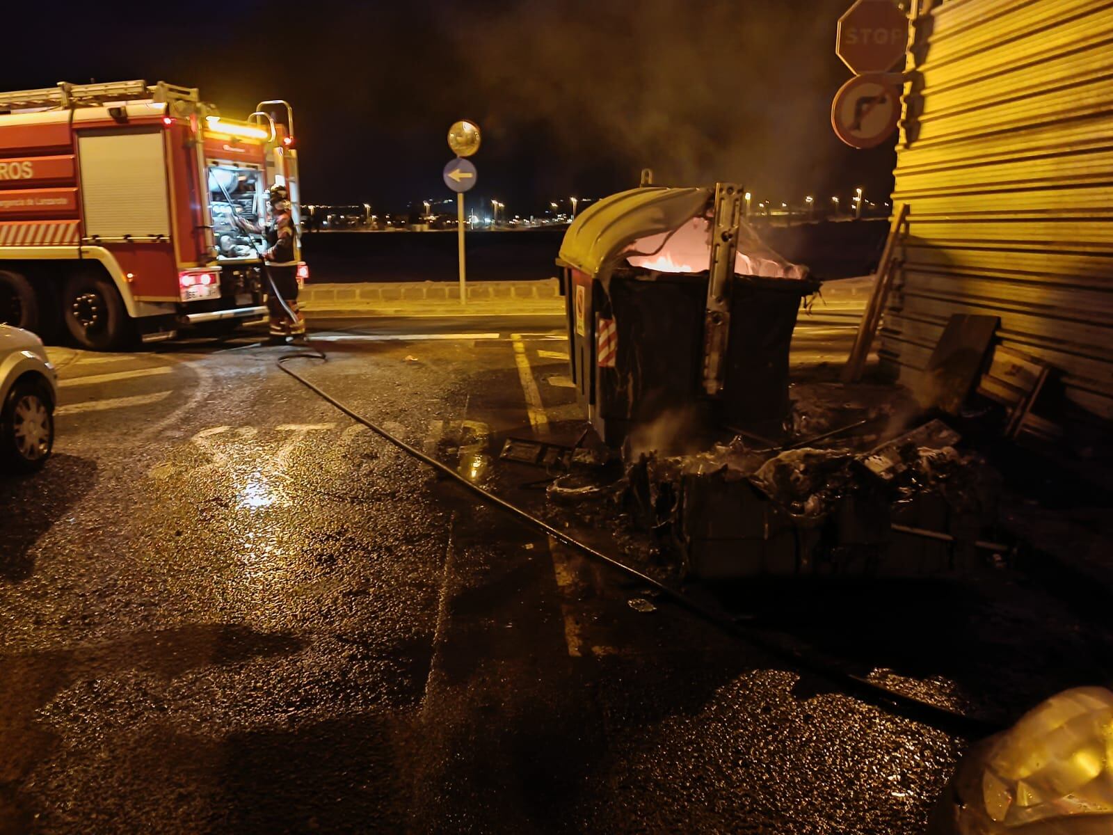 Bomberos extinguiendo el incendio de un contenedor en Arrecife, capital de Lanzarote.