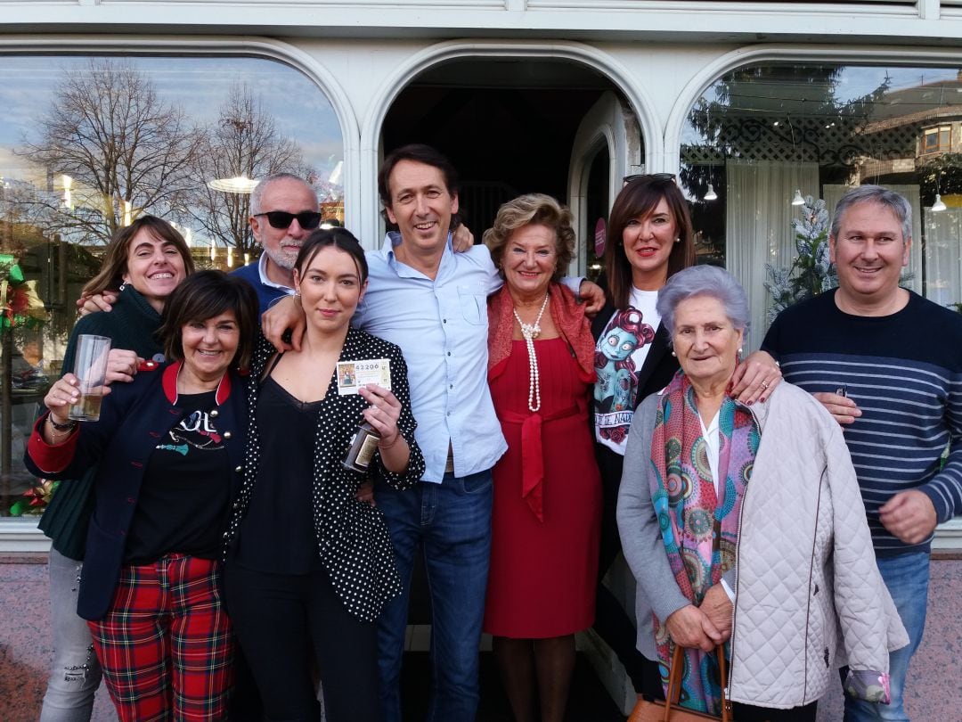 Algunos agraciados se han reunido en la pastelería Dastaketa de Llodio que ha vendido parte del cuarto premio  