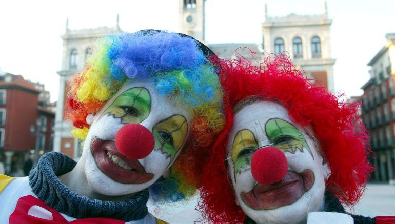 Dos personas disfrazadas de payaso en la Plaza Mayor