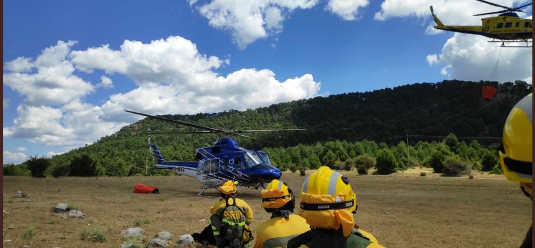 Personal del Infoca se dirige a un helicóptero.