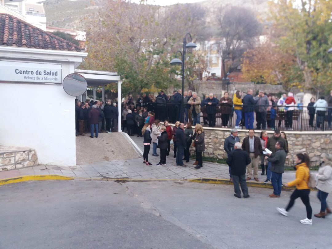 Momento de la concentración, a las puertas del Cento de Salud