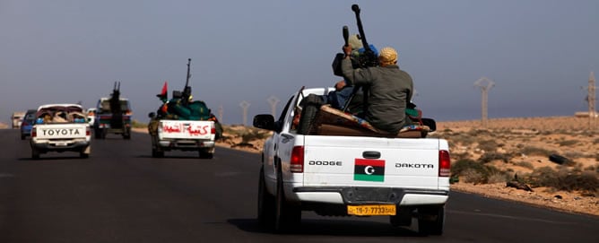 Los rebeldes viajan en un convoy rumbo a la ciudad de Sirte, la ciudad de nacimiento de Muamar al Gadafi