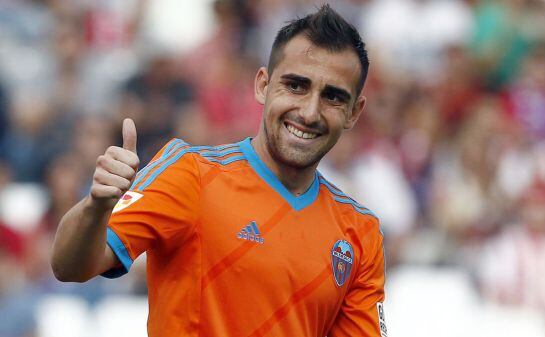 Paco Alcacer celebra el tercer gol del Valencia en Almería