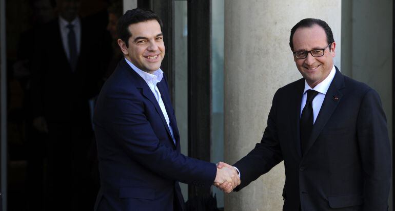 Saludo entre François Hollande y Alexis Tsipras en el palacio del Elíseo