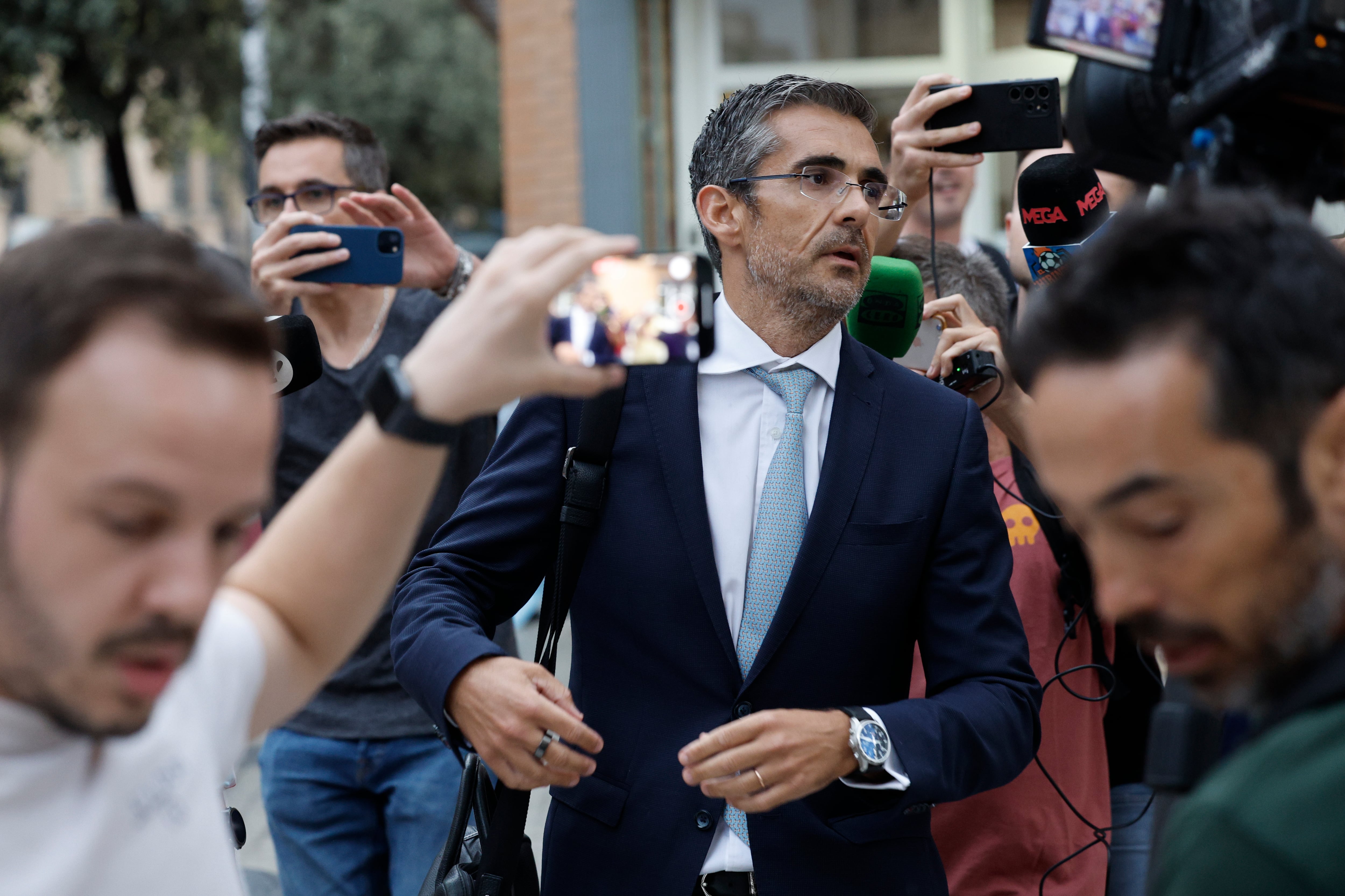 VALENCIA, 04/09/2024.- Jaime Campaner, abogado del futbolista del Valencia CF Rafa Mir, rodeado de periodistas este miércoles en Valencia, mientras sigue la investigación policial y judicial en torno al futbolista como supuesto autor de un delito de agresión sexual junto a otro hombre, también detenido, mientras se espera su pase a disposición judicial. EFE/ Kai Försterling
