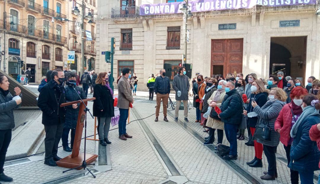 Un instante del acto que ha tenido lugar en la Plaza de España