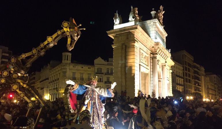 La cabalgata de Reyes de Valencia a su paso por Porta de la Mar