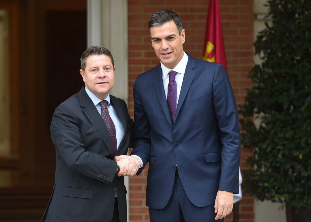 El presidente del Gobierno Pedrto Sánchez, durante su reunión con el presidente de la comunidad de Castilla La Mancha Emiliano García Page, esta mañana en el Palacio de La Moncloa.-