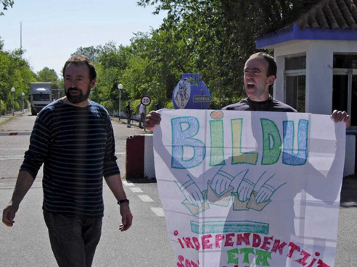 El etarra Ander Errandonea exhibe una pancarta de Bildu al salir de la cárcel