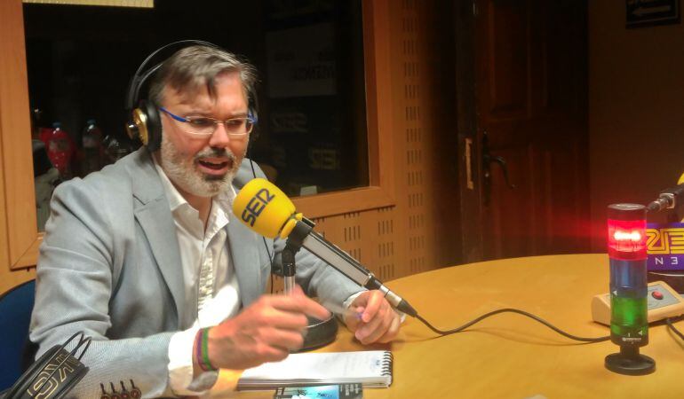Fernando Pizarro en los estudios de SER Norte de Extremadura respondiendo a los ciudadanos