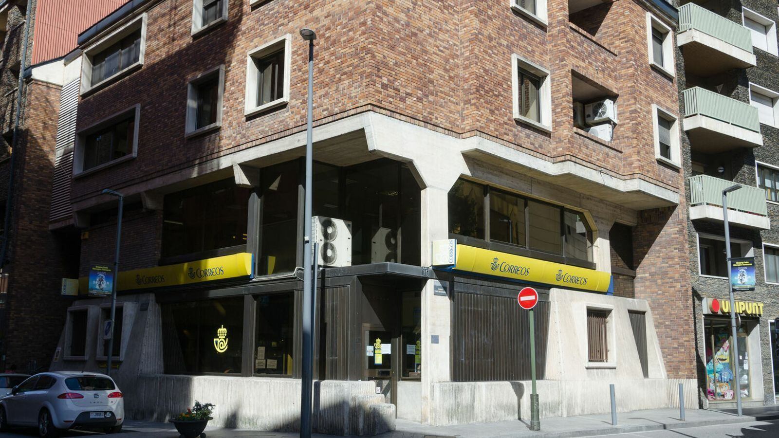 Oficina de Correos a Andorra la Vella. L'empresa s'ha reforçat amb 21 nous empleats per garantir el vot per correu de cara al 23J.