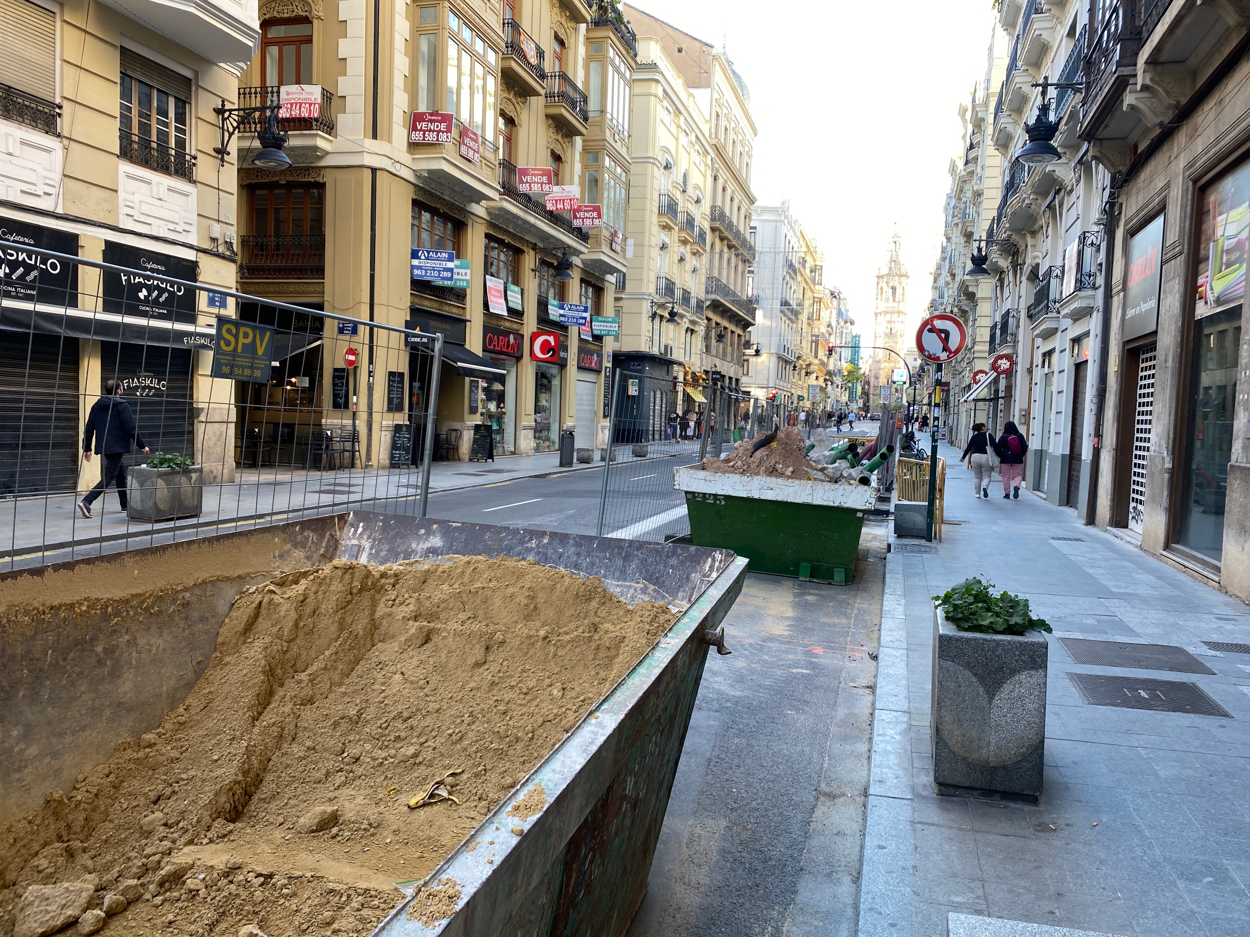 Obras de la calle de la Paz de València para mejorar el sistema de abastecimiento de agua.