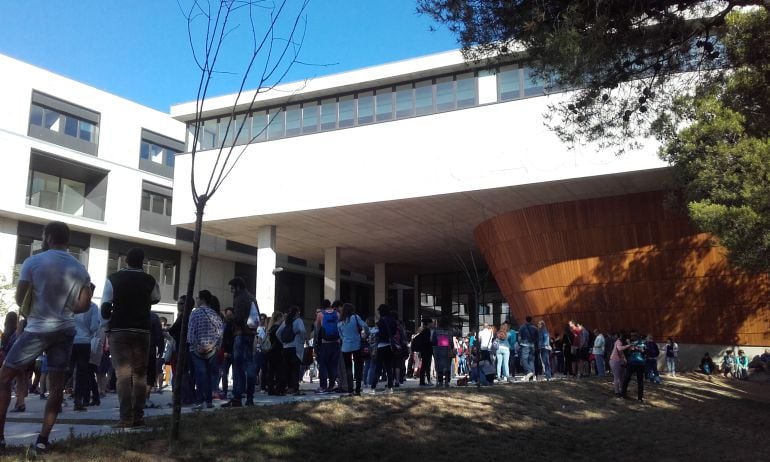 Maestros a las puertas de la Facultad de Educación, en Zaragoza, minutos antes de comenzar las oposiciones 